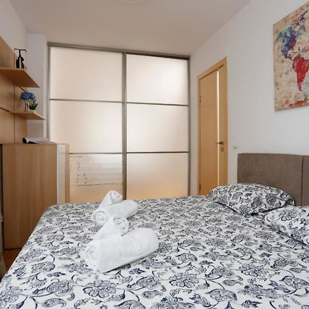 Lovely 2 Bedroom Apartment Near Old Town Bukares Bagian luar foto