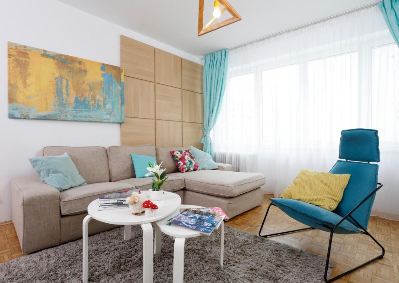 Lovely 2 Bedroom Apartment Near Old Town Bukares Bagian luar foto