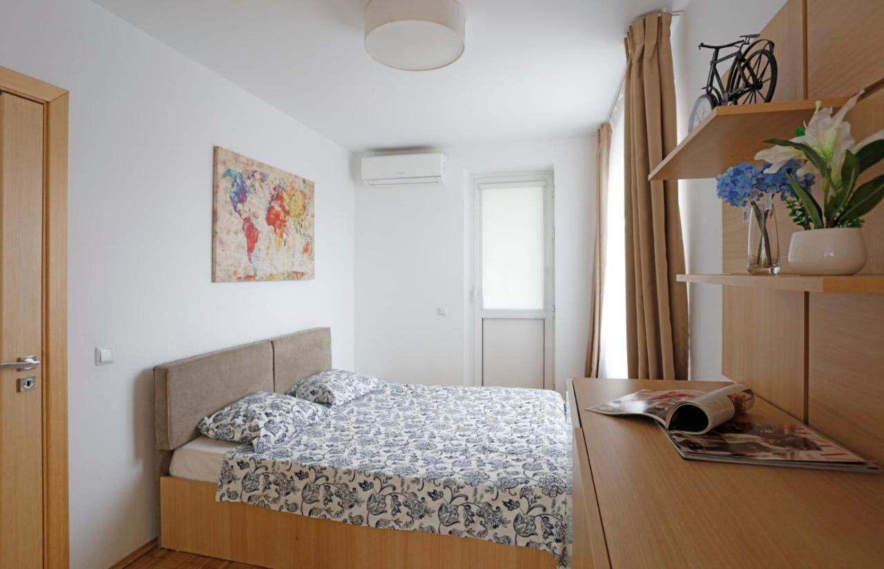 Lovely 2 Bedroom Apartment Near Old Town Bukares Bagian luar foto