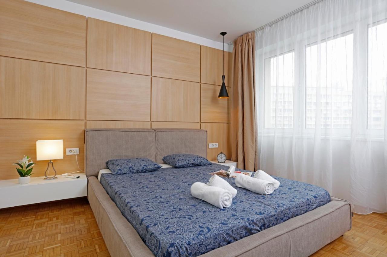 Lovely 2 Bedroom Apartment Near Old Town Bukares Bagian luar foto