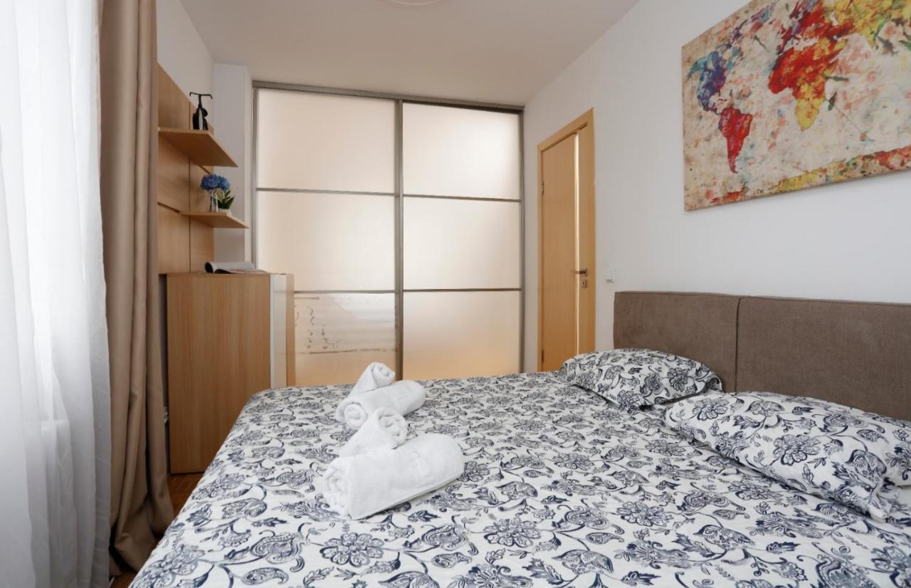 Lovely 2 Bedroom Apartment Near Old Town Bukares Bagian luar foto