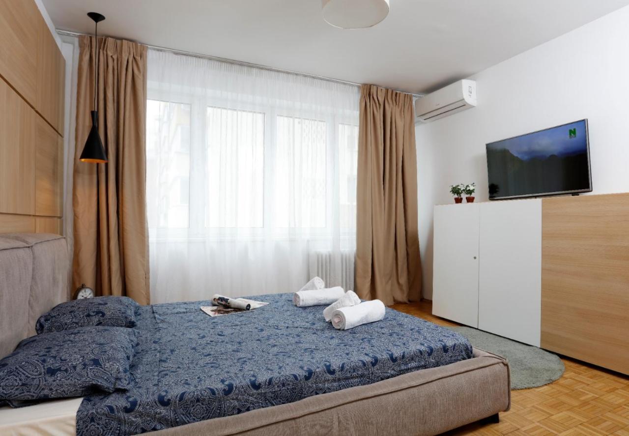 Lovely 2 Bedroom Apartment Near Old Town Bukares Bagian luar foto