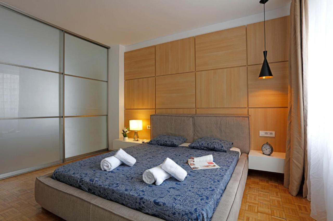 Lovely 2 Bedroom Apartment Near Old Town Bukares Bagian luar foto