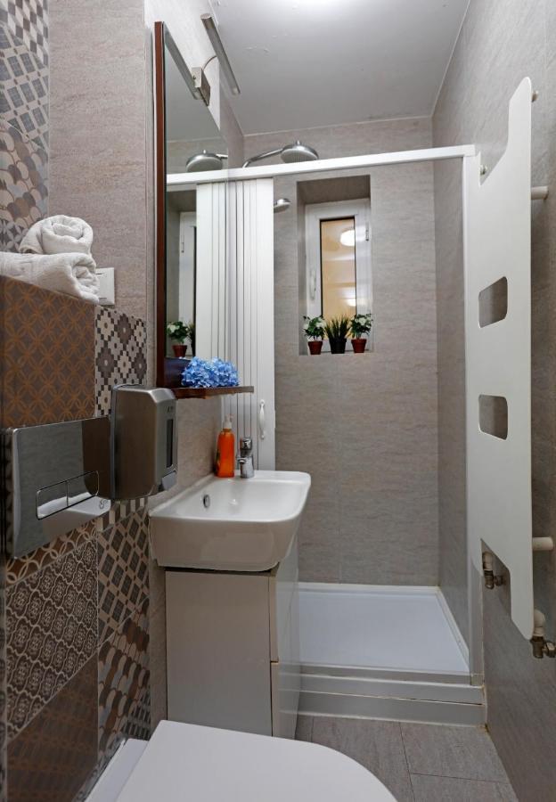 Lovely 2 Bedroom Apartment Near Old Town Bukares Bagian luar foto