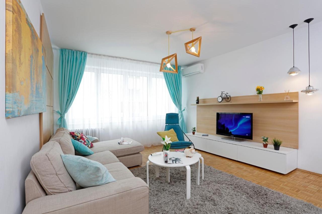 Lovely 2 Bedroom Apartment Near Old Town Bukares Bagian luar foto