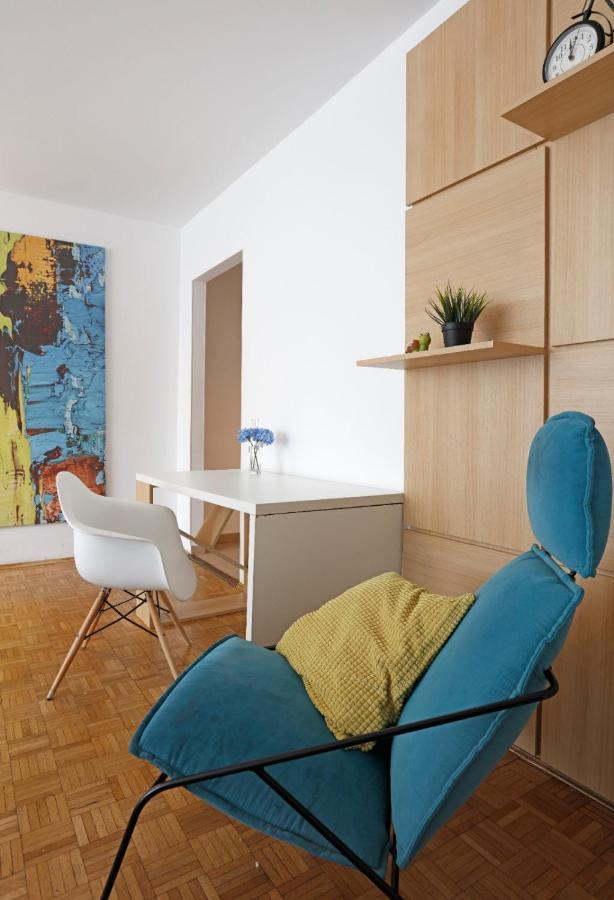 Lovely 2 Bedroom Apartment Near Old Town Bukares Bagian luar foto