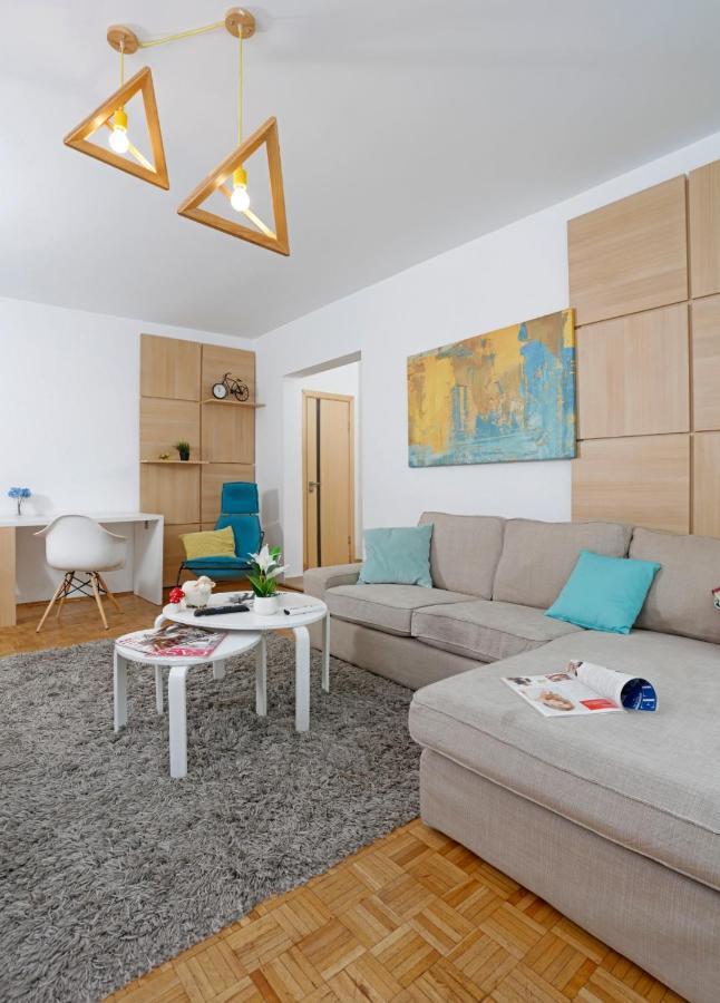 Lovely 2 Bedroom Apartment Near Old Town Bukares Bagian luar foto